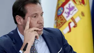 El ministro Puente hace política con el incendio de Tarifa y las redes le increpan por "bromear" con el fuego