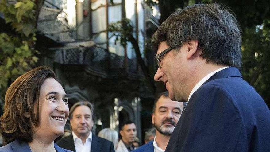 Colau y Puigdemont, en la ofrenda floral a Rafael Casanova. // Efe