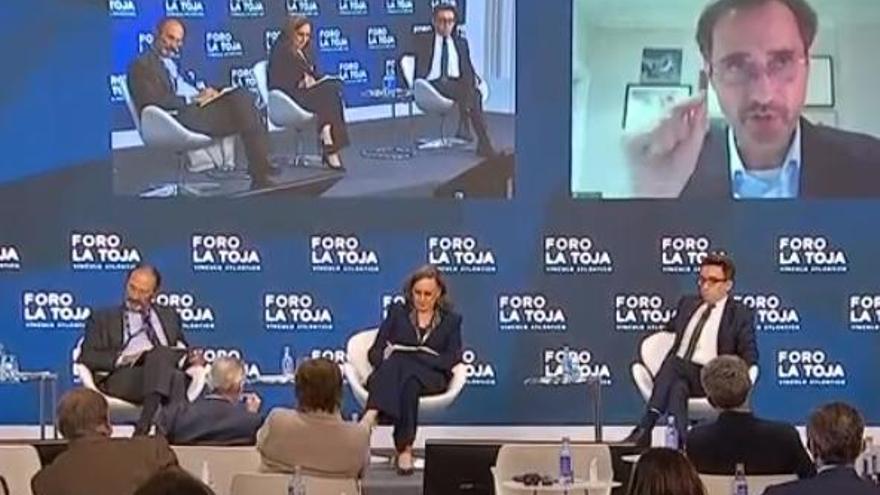 Rebeca Grynspan, Bruno Maçaes, y Robin Niblett en el debate del II Foro La Toja. // FdV