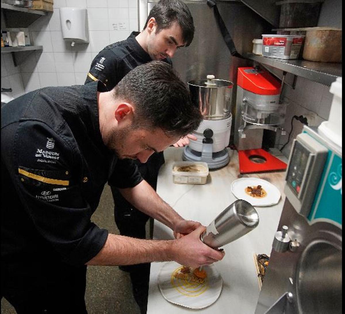 Isidre Soler i Arnau Casadevall enllestint plats a la cuina del Divinum de Girona.