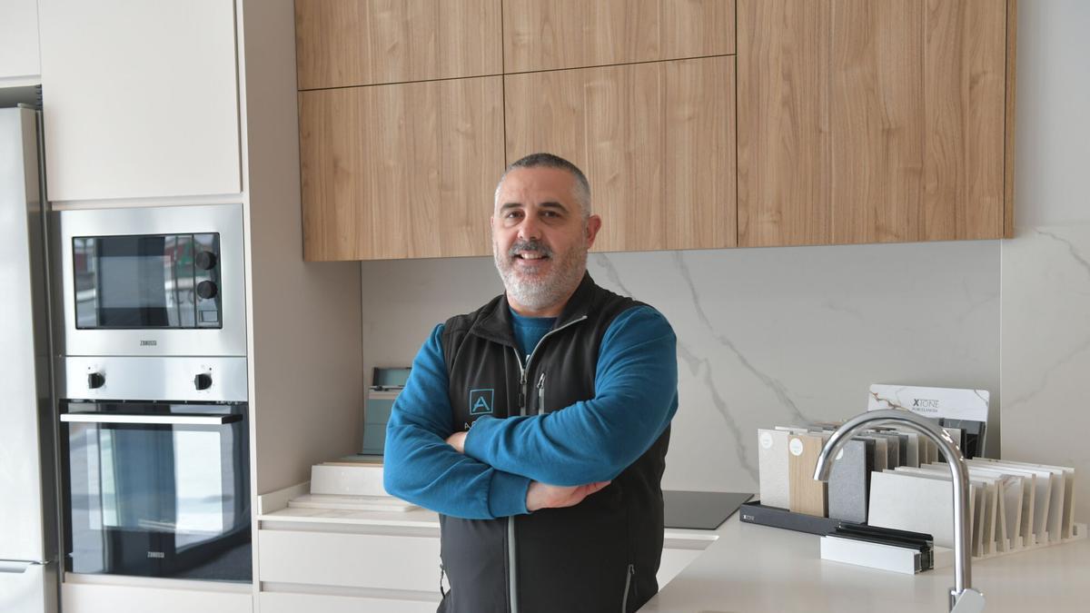 Víctor Veira, de Acota Construcción e Reforma, en su oficina.