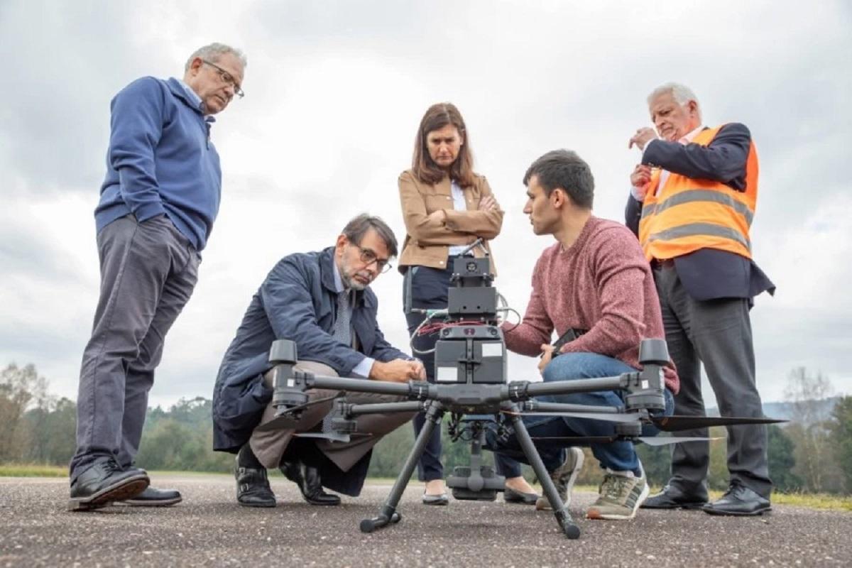 al CEO de Telespazio Ibérica, Carlos Fernández de la Peña, con uno de los drones de imágenes.