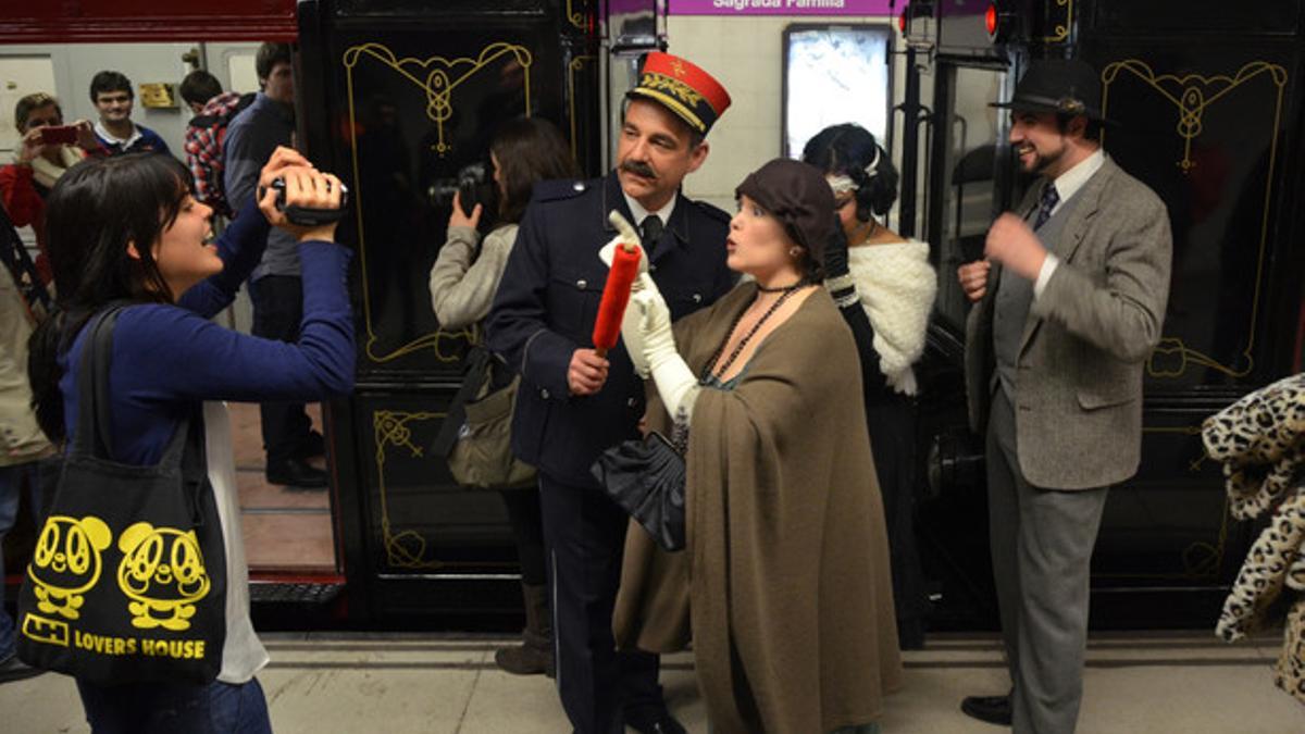 Viajeros vestidos de época en un metro histórico de Barcelona de 1924, ayer.