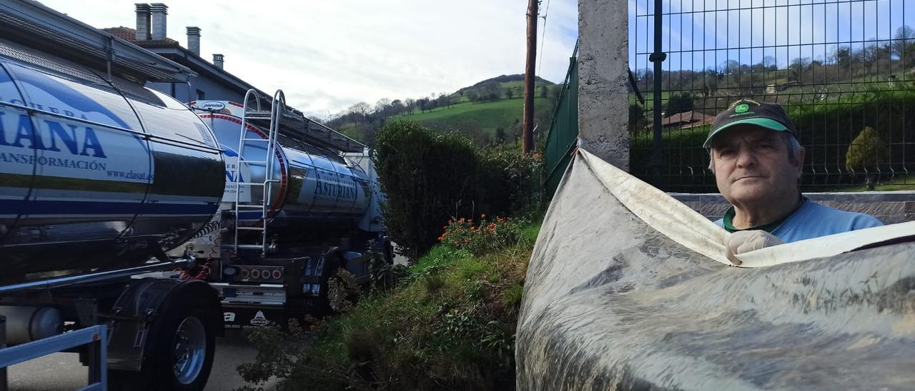 José Luis Fernández tras el toldo de la obra que está haciendo junto a la carretera en La Pereda.