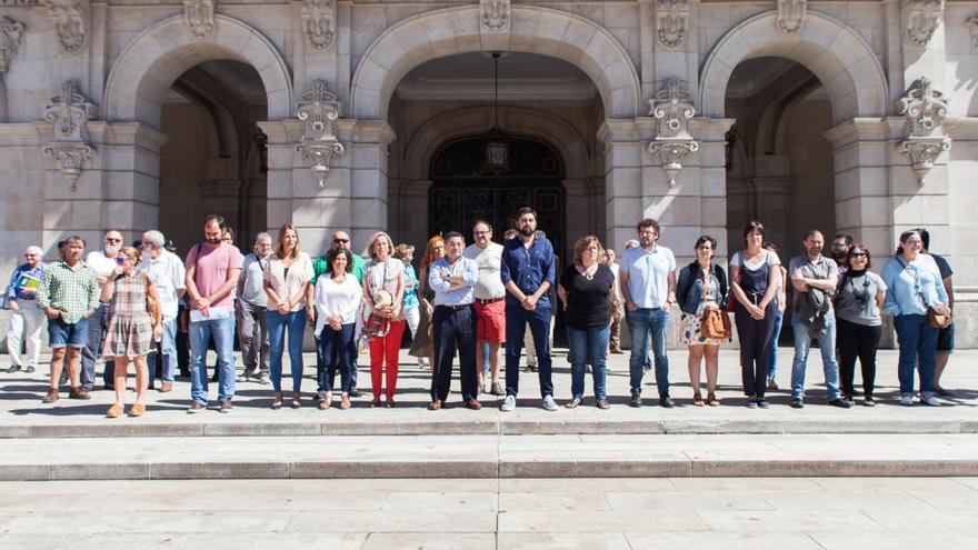 Concejales y trabajadores municipales, en el minuto de silencio ante el Ayuntamiento