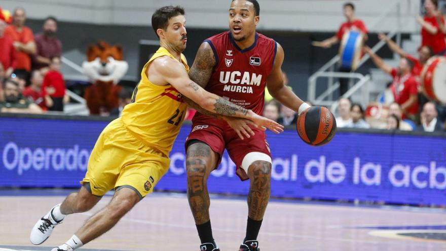 Troy Caupain es defendido por Nico Laprovittola en el UCAM Murcia-Barça. | FRANCISCO PEÑARANDA