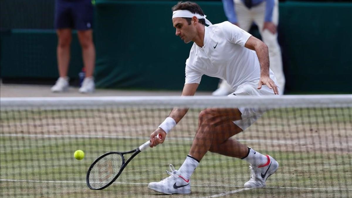 Federer devuelve un bote pronto, en Wimbledon