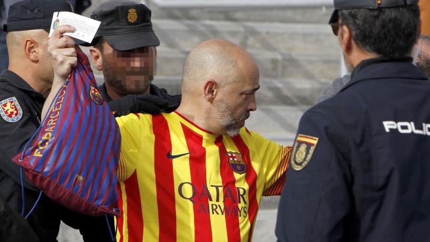 Un aficionat del Barça amb agents de la policia nacional a l&#039;entrada del Wanda Metropolità
