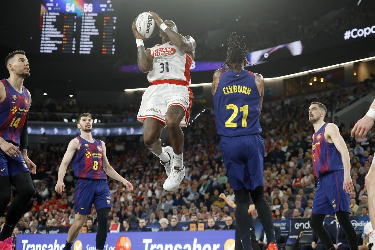 Dylan Ennis, del UCAM Murcia, entre cuatro jugadores del Barça durante el duelo de los cuartos de final en la Copa de Valencia.
