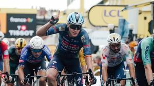 Tim Merlier logra la tercera victoria al esprint en el Tour.