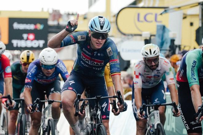 Una brutal caída en el esprint pone los pelos de punta en el Tour