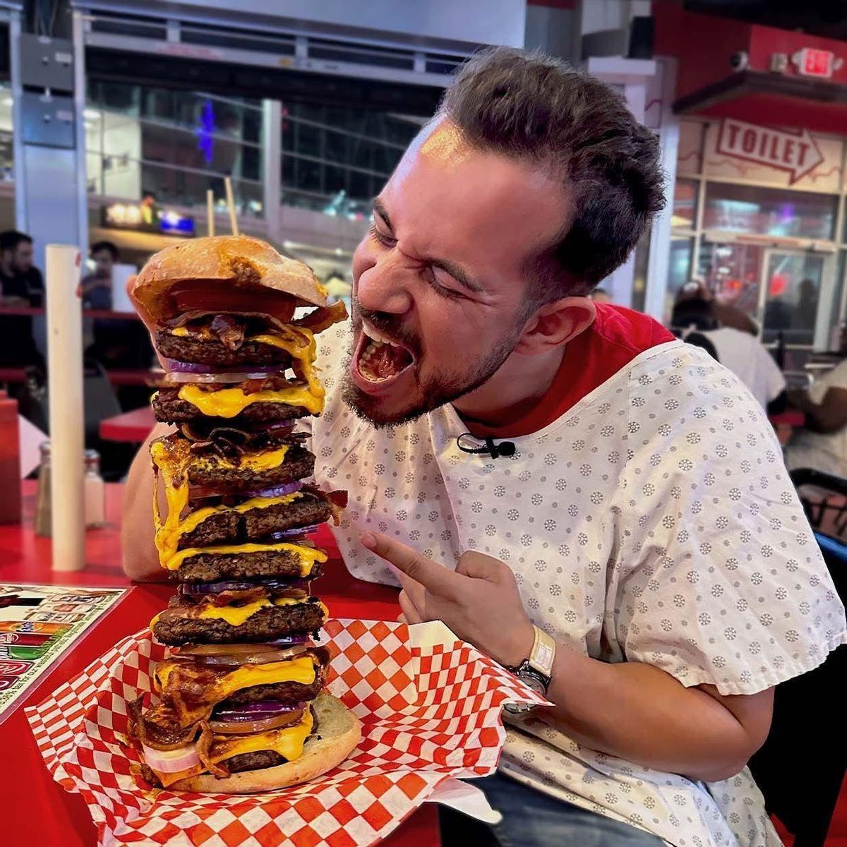 El influencer comiéndose una hamburguesa de récord en Las Vegas.