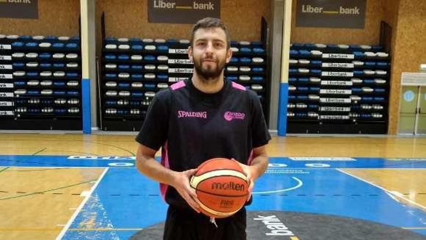 Sergio Llorente, con la ropa de entrenamiento del Liberbank Oviedo en el polideportivo de Pumarín.