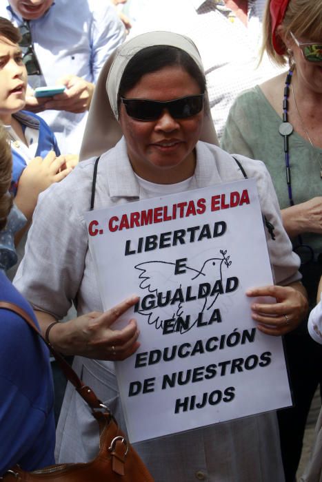 Cientos de alicantinos, en la protesta contra Marzà en Valencia