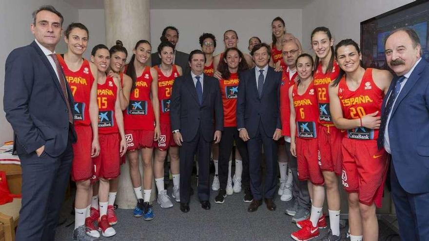 El equipo nacional junto a los dirigentes deportivos que participaron en el acto de presentación.