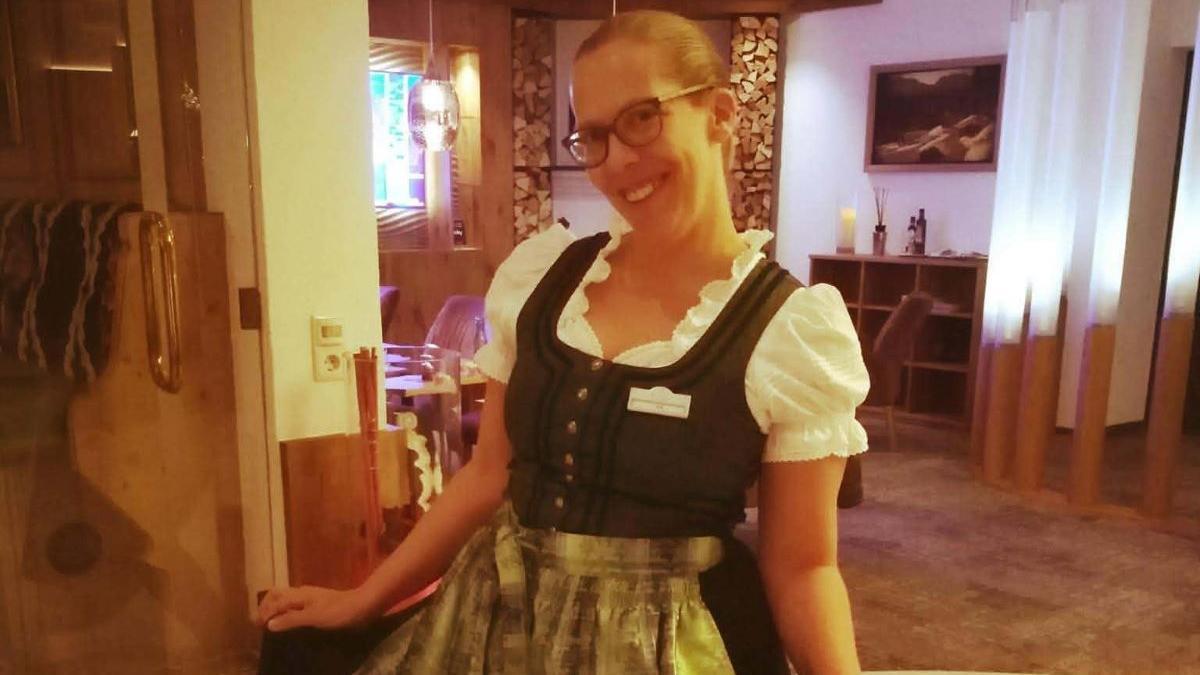 Ina Harms lluint al seu lloc de treball d'Àustria la vestimenta típica del país, el Dirndl.