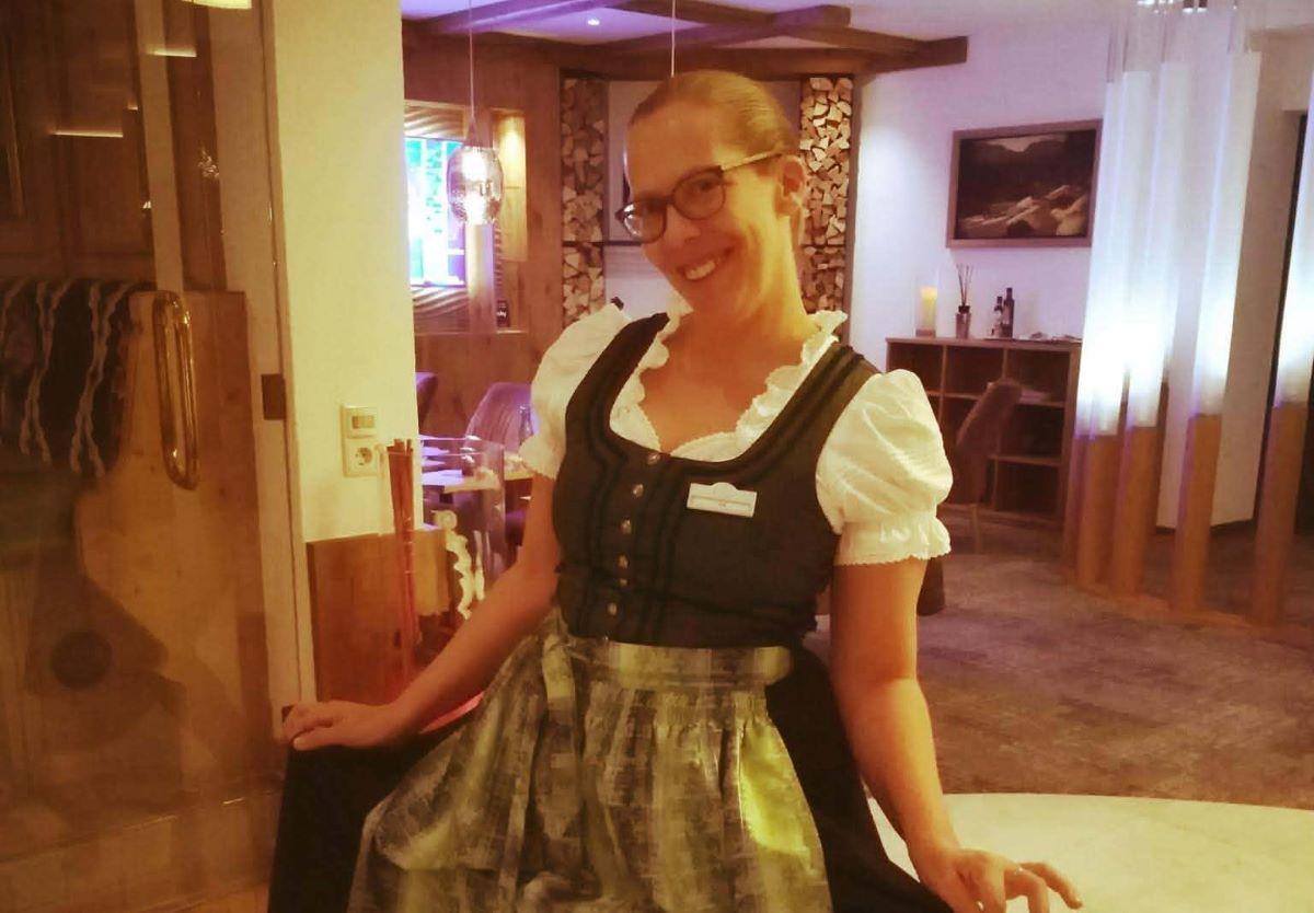Ina Harms lluint al seu lloc de treball d'Àustria la vestimenta típica del país, el Dirndl.