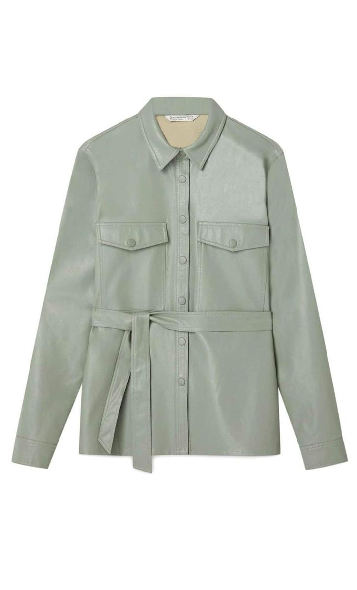 Camisa en verde cálido de Stradivarius. (Precio: 25,99 euros)