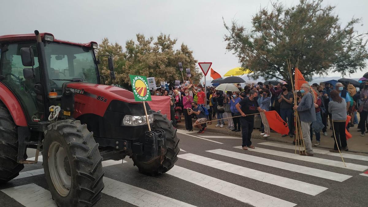 Manifestació a l'Escala "Renovables sí, però no així".