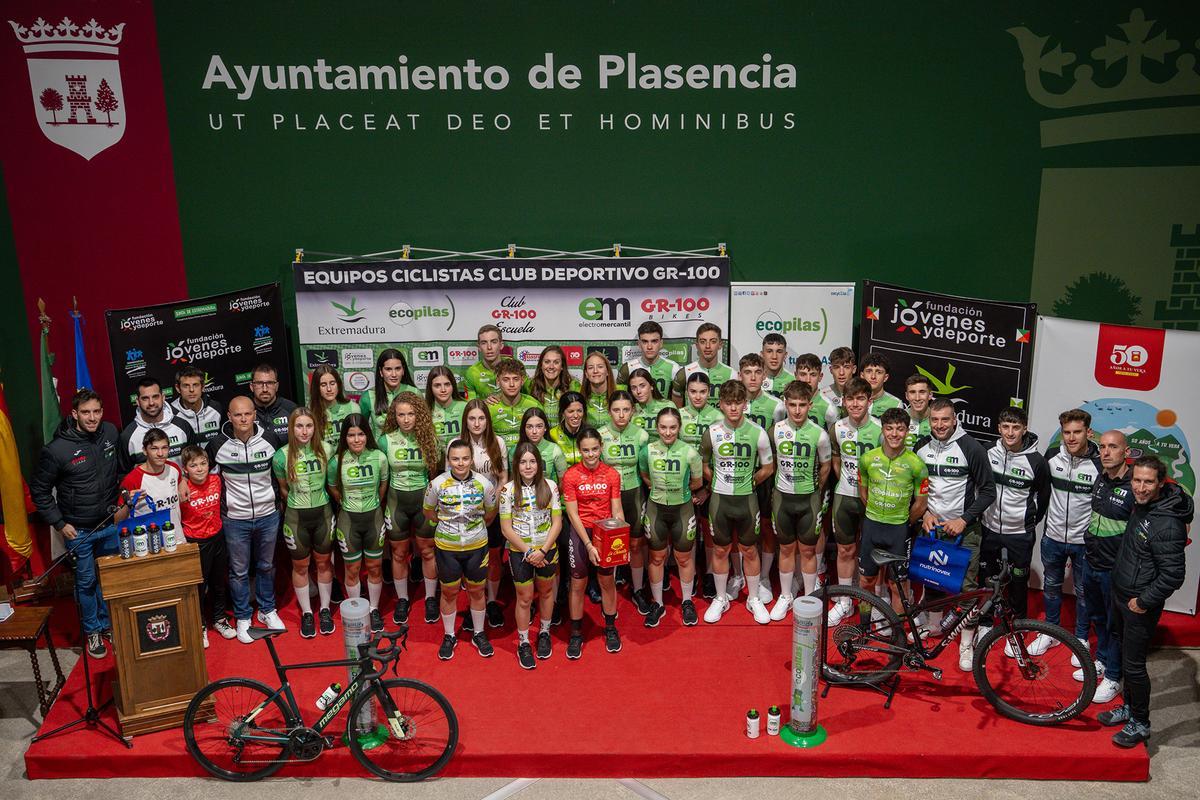 Todos los equipos del CD GR100, el pasado viernes en Plasencia.