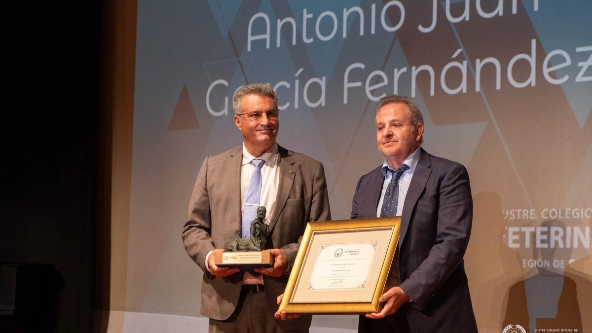 El Colegio de Veterinarios otorga este reconocimiento por sus desarrollos profesionales en sus respectivos campos.