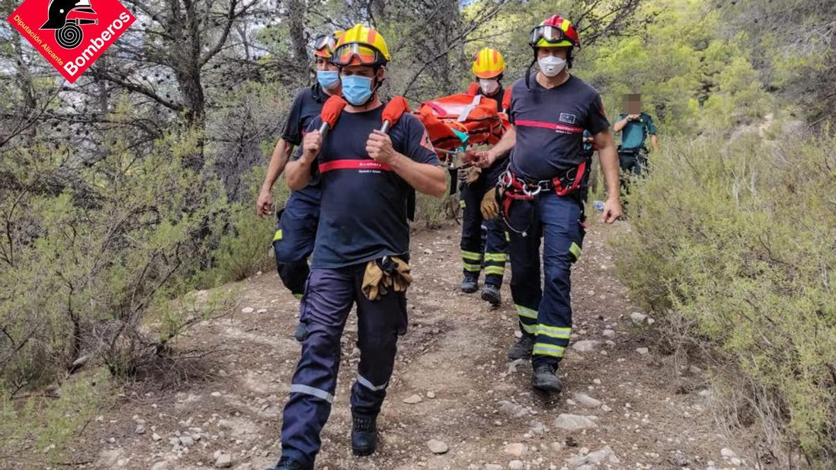 Los bomberos rescatan a una mujer en las Fuentes del Algar