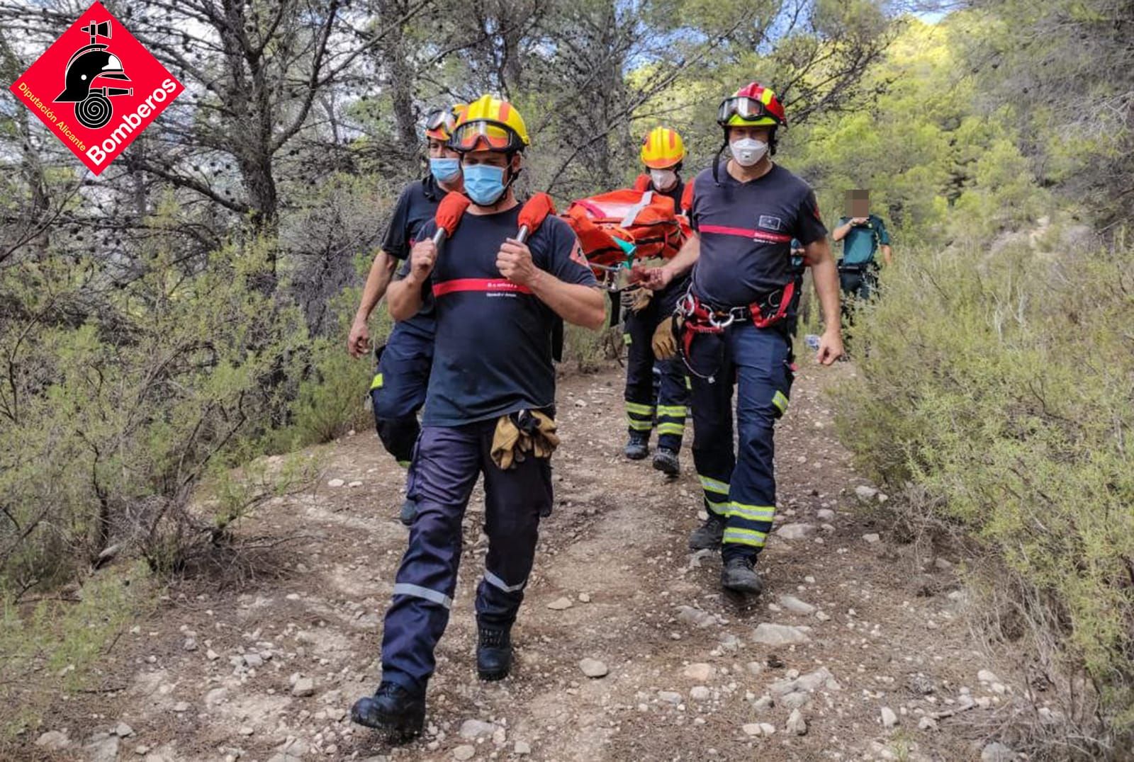 Los bomberos rescatan a una mujer en las Fuentes del Algar