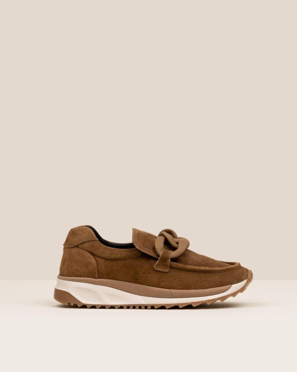 Zapatos sport planos tipo mocasín en piel con cadena de Gaimo