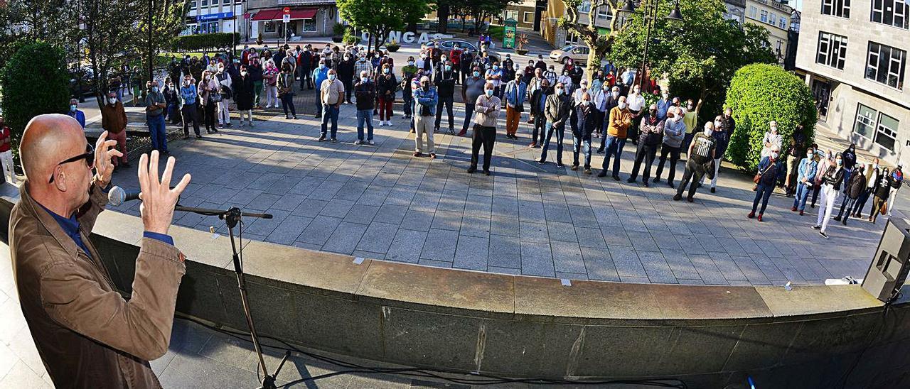 Unos 150 pensionistas participaron ayer en la concentración convocada por Modepen delante del Concello de Cangas. Criticaron el Pacto de Toledo que, a su juicio, “reafirma la privatización por medio de los planes de pensiones de empresa”. Reclaman pensiones mínimas iguales al salario mínimo interprofesional, así como la derogación de las reformas laborales de 2010 y de 2012. Estuvo presente la alcaldesa.