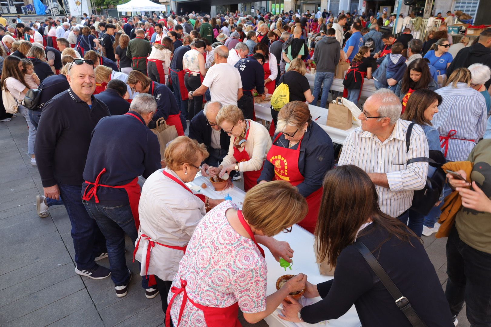 FOTOGALERÍA I Las imágenes de la Nit de la Xulla y del encuentro de elaboración de allioli de las fiestas de Vila-real