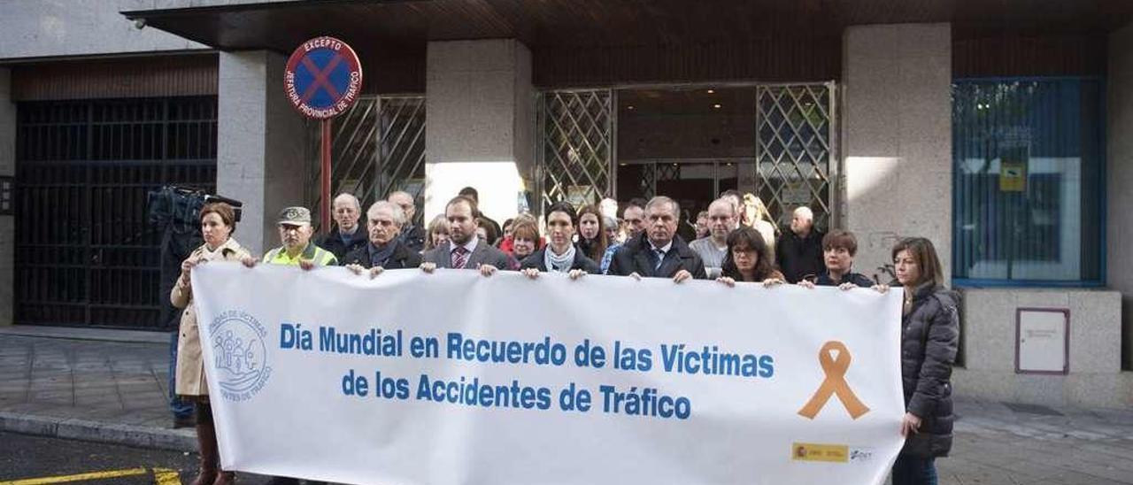 Autoridades y funcionarios guardaron ayer un minuto de silencio por las víctimas ante la DGT. // B. Lorenzo