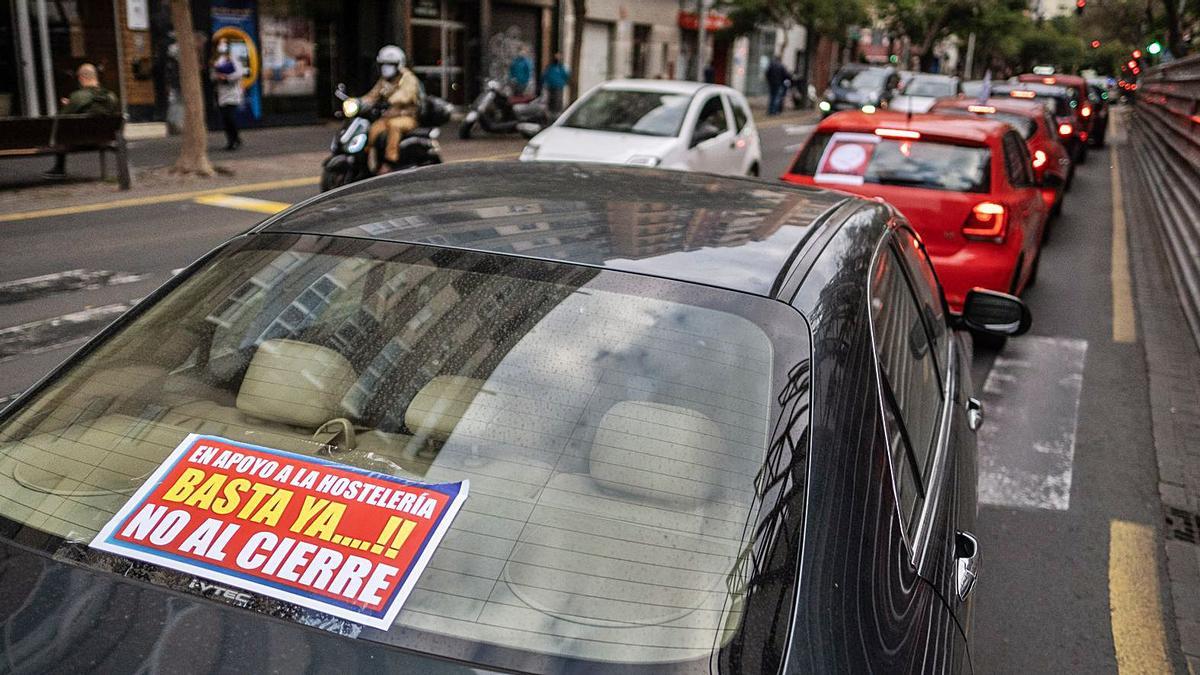 Imagen de una movilización de los hosteleros registrada esta semana en la capital tinerfeña.