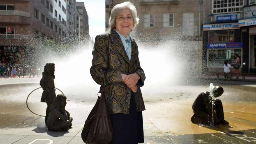 Adela Rey Abilleira, ante la fuente de la Glorieta de Compostela.