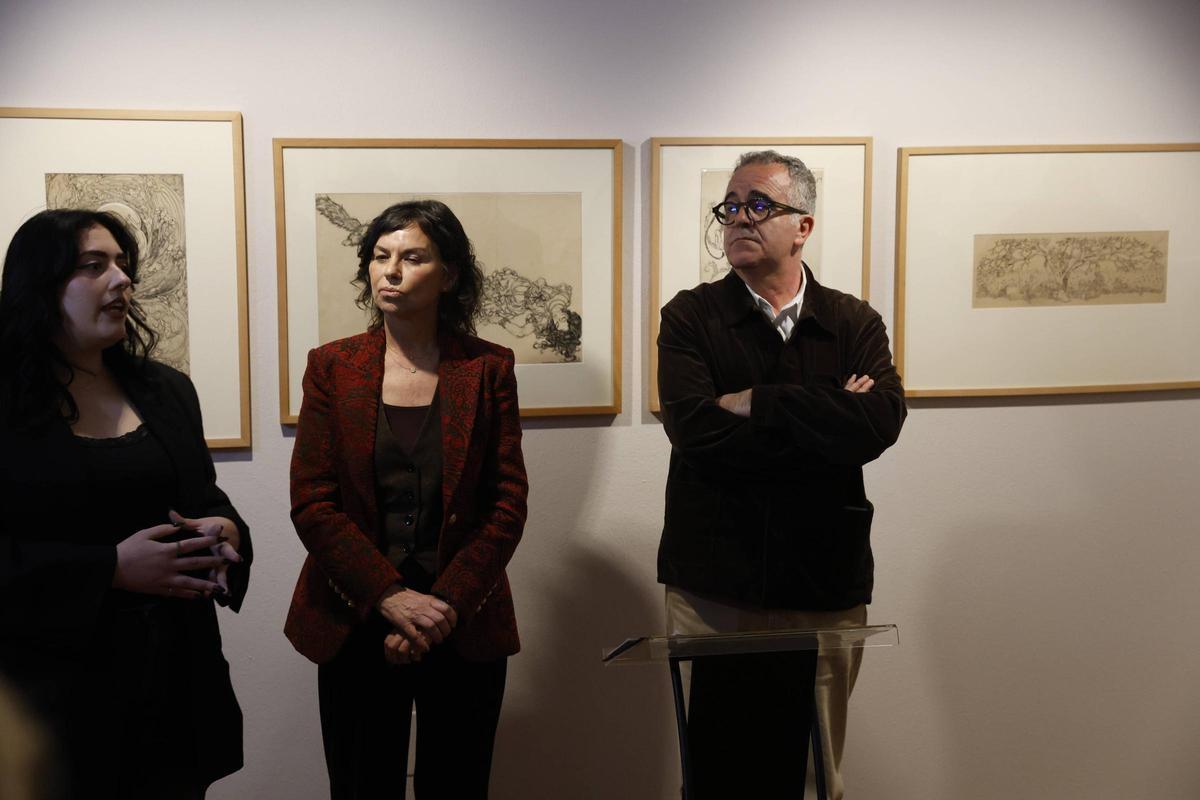 Por la izquierda, Ainara Alía de Lera, Montserrat López Moro y Saturnino Noval, en la inauguración de la exposición.