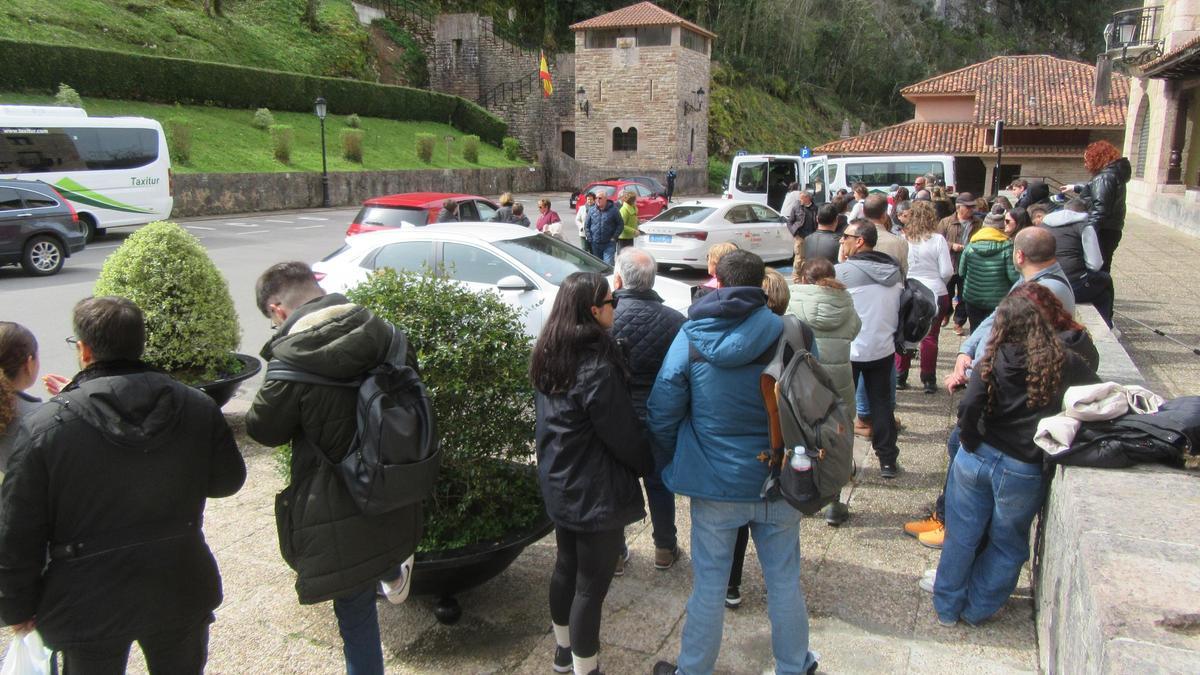 Turistas en Covadonga durante la pasada Semana Santa.