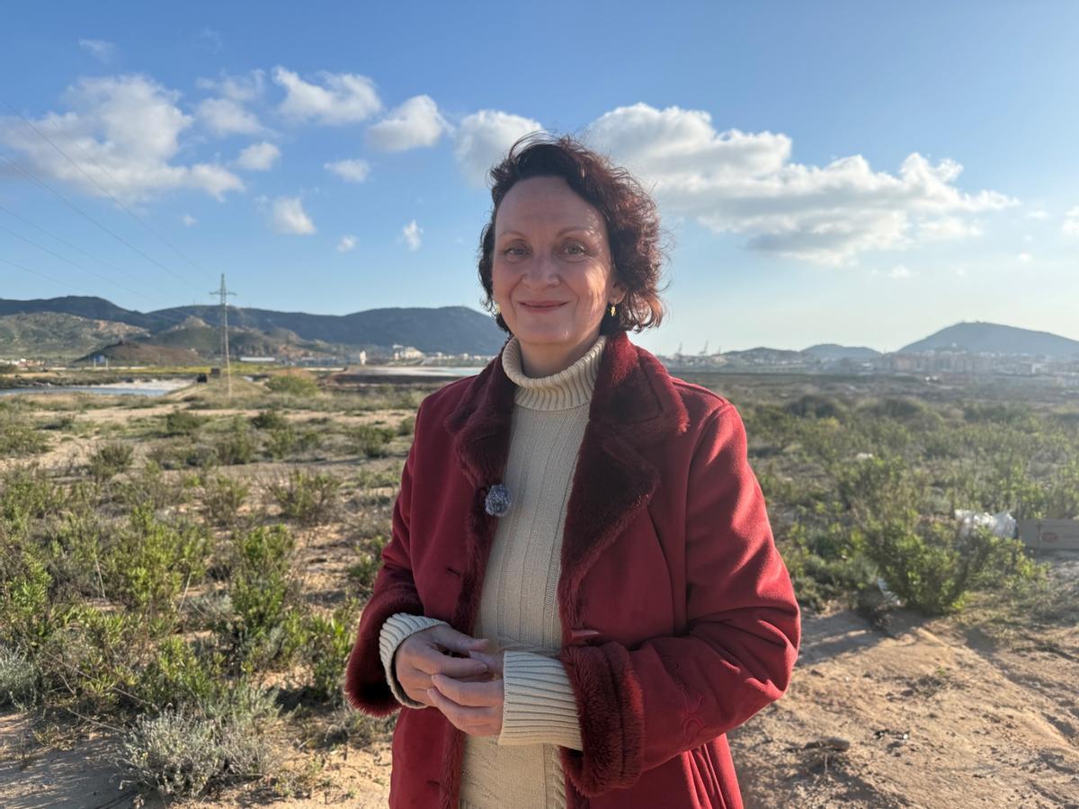 La portavoz de Podemos en la Región de Murcia, María Marín, en los terrenos contaminados de Zinsa en Cartagena.