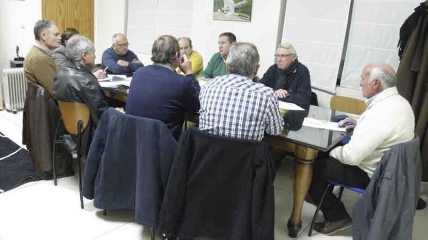 Alcaldes y concejales en la última asamblea general de la mancomunidad celebrada en Alcañices.