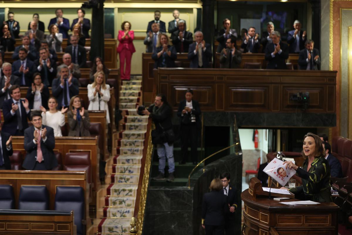 La portavoz del PP Cuca Gamarra (d), durante el pleno extraordinario del Congreso de los Diputados.