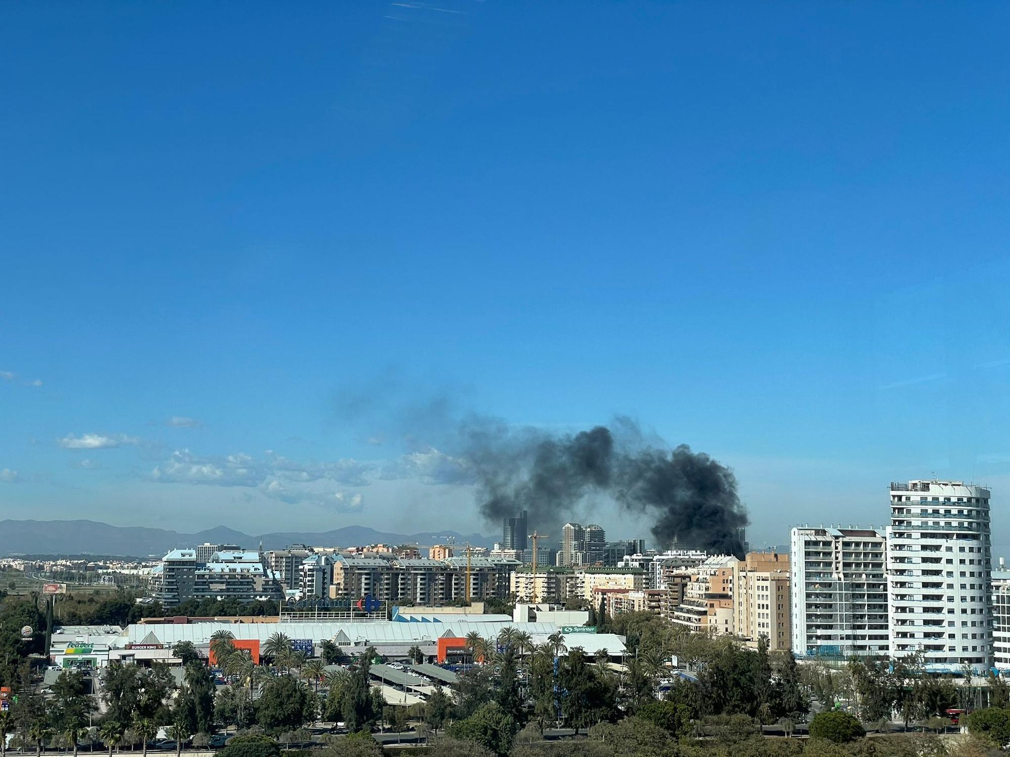 Incendio en Valencia hoy: fuerte columna de humo en Nou Campanar