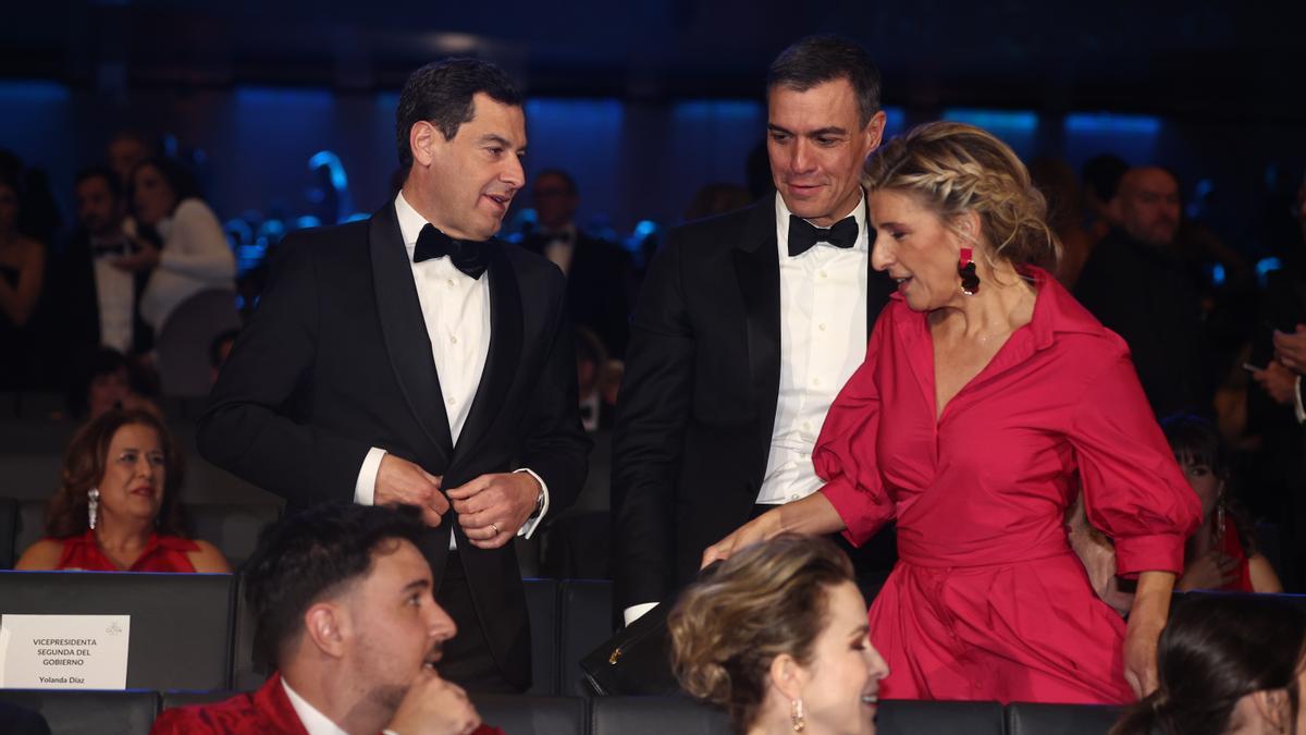 El presidente del Gobierno, Pedro Sánchez, y el presidente de la Junta, Juanma Moreno, durante la ceremonia de los Premios Goya.