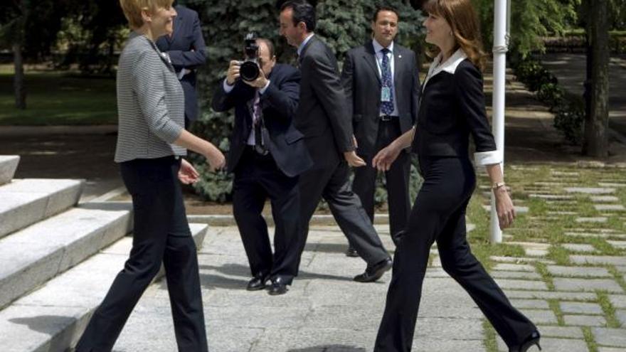 Sonsoles Espinosa sale a recibir a Carla Bruni en las escalinatas del Palacio de La Moncloa