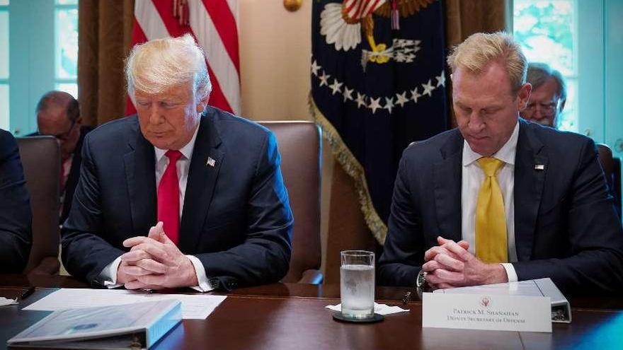 Trump y Shanahan rezan antes de una reunión del gabinete en agosto de este año. // AFP