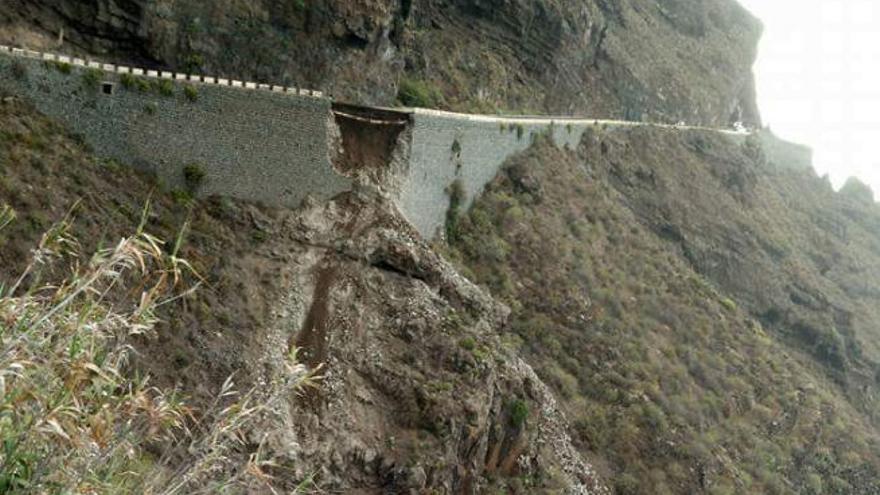 Un alud atrapa a 120 personas en una carretera de Tenerife