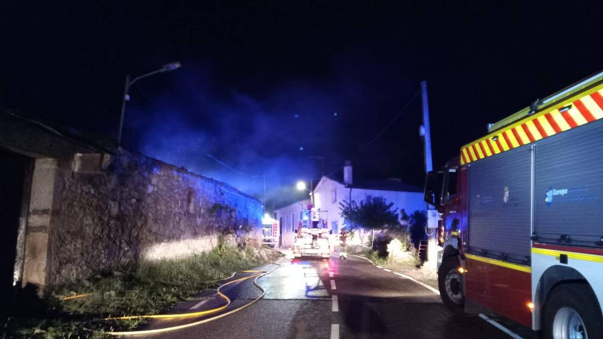 Bomberos trabajan en la extinción del incendio en una casa de Sogo