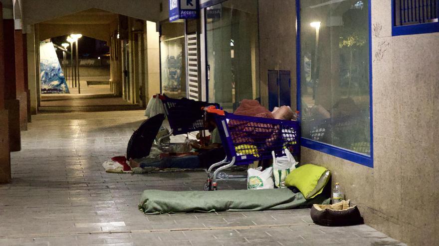 Indignación por el asentamiento de mendigos en la calle Jumilla de Murcia