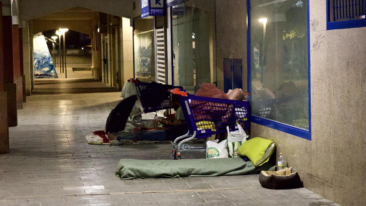 Los vecinos de la calle Jumilla denuncian los actos incívicos de las personas sin hogar bajo sus viviendas.