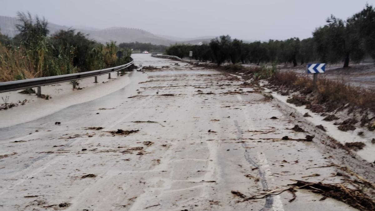 Carretera de la provincia de Córdoba cortada por el desbordamiento de un arroyo.