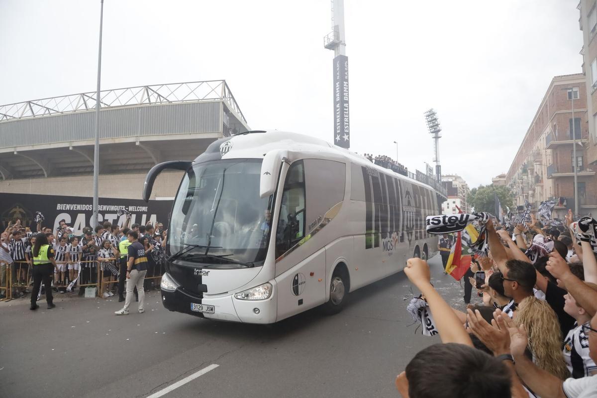 Galería | El recibimiento al autobús del Castellón, en imágenes Galería | El recibimiento al autobús del Castellón, en imágenes