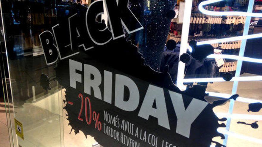 Imatge promocional del Black Friday en un aparador.