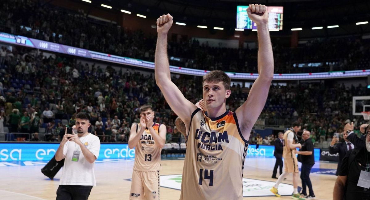 Dustin Sleva, jugador del UCAM Murcia CB, celebrando anoche el segundo triunfo conquistado en el Martín Carpena. | ACB PHOTO/M.POZO